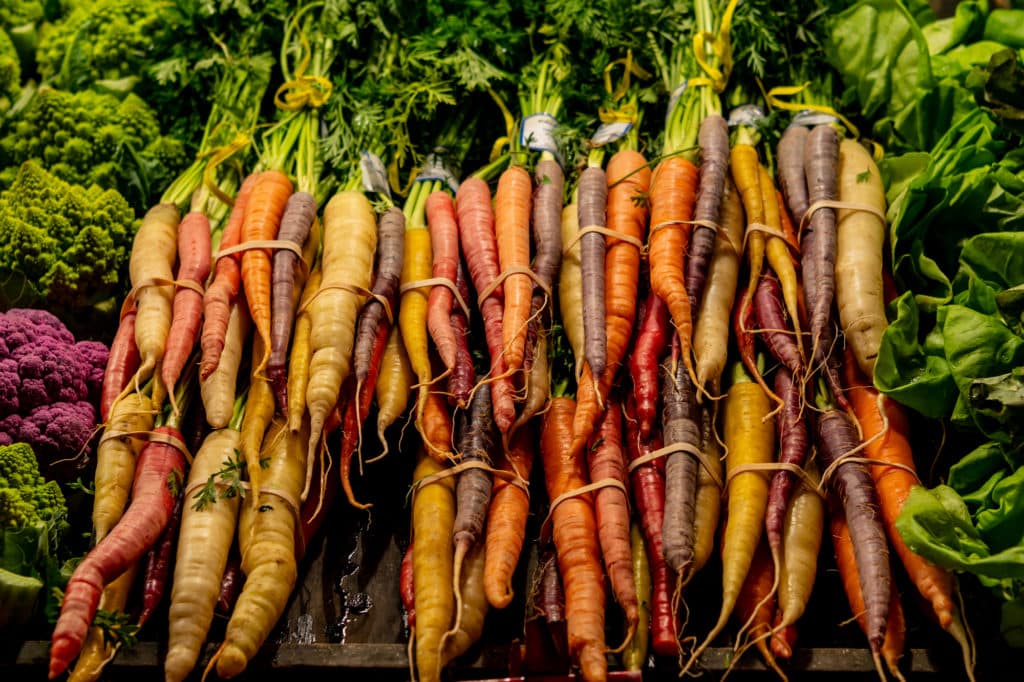 A picture of different colored carrots